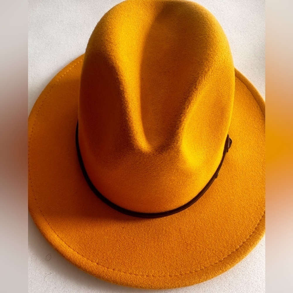 NWOT GOLDEN YELLOW FELT HAT.  OS